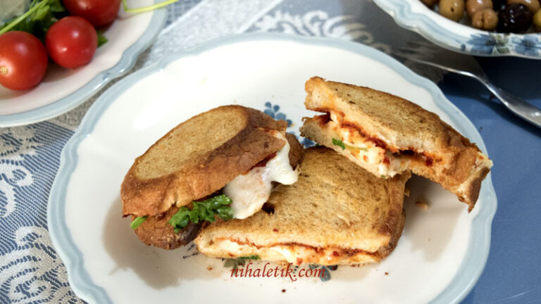 SALÇALI PEYNİRLİ TAVADA EKMEK KIZARTMASI (TOST) Her Kalbe Giden